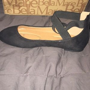 Black ballerina flats